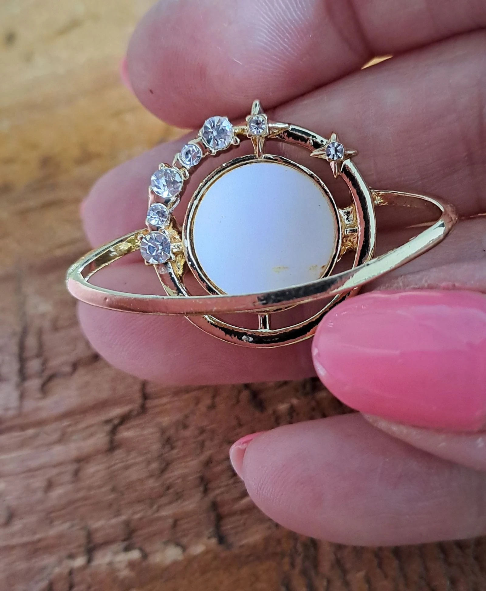 Mooie trendy galaxy broche met schelp en strass